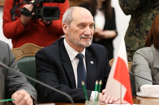Міністр оборони Польщі попросив прокуратуру розслідувати "змову Туска з Путіним"