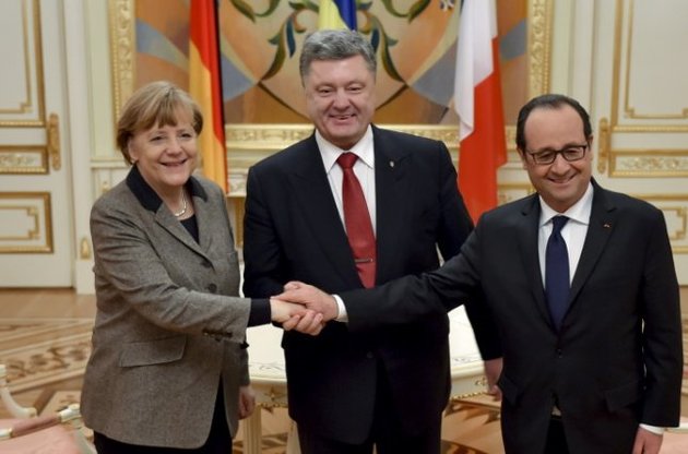 Порошенко по телефону обсудит Минский процесс с Олландом и Меркель