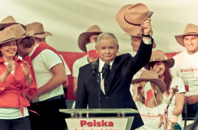 Рейтинг партий Качинского и Туска в Польше почти сравнялся