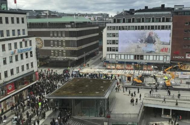 Наезд грузовика на людей в Стокгольме признали терактом