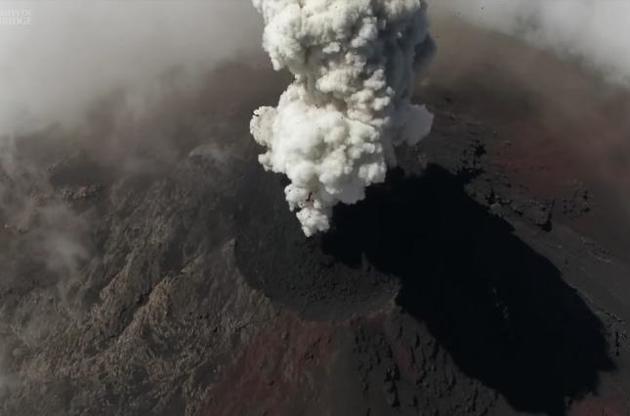 Опубликовано видео извержения вулкана с близкого расстояния