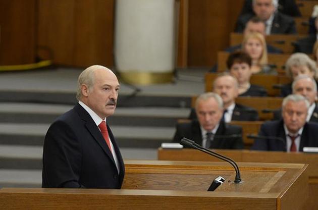 Находящийся при власти четверть века Лукашенко поздравил Эрдогана с референдумом