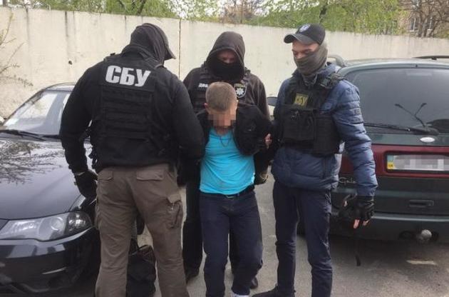 В Киеве на взятке 100 тысяч гривень поймали следователя полиции