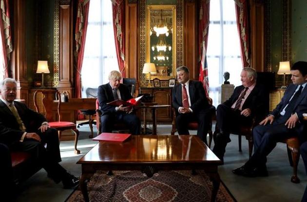 Порошенко обсудил с британскими министрами военное сотрудничество между странами