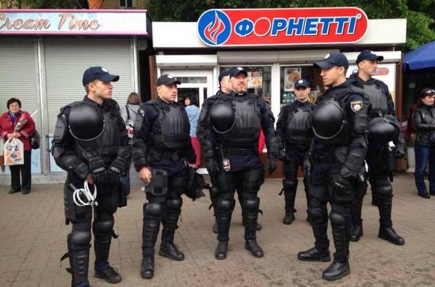 Полиция в Киеве задержала двоих человек за баннер с георгиевской лентой