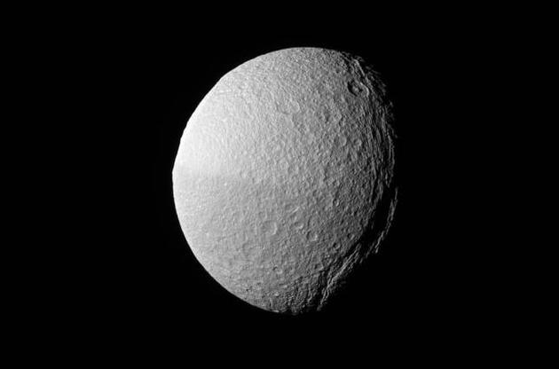 Cassini передала на Землю снимок "темного каньона" на спутнике Сатурна