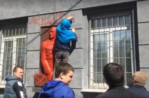 В Одессе испачкали краской барельеф маршалу Жукову