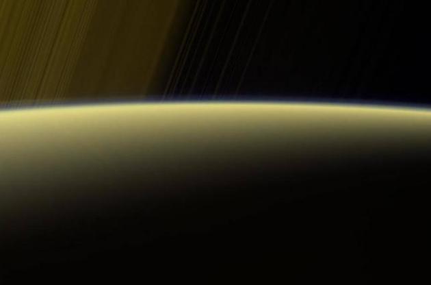 Cassini передала на Землю снимок "дымки" на Сатурне