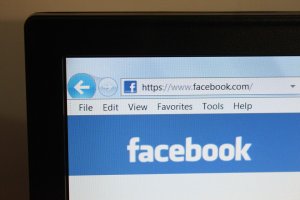 Facebook перестраховался и убрал слоган о том, что социальная сеть бесплатна