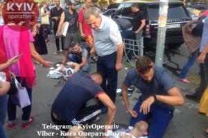 В центре Киева элитное авто влетело в пешеходов: четверо пострадавших