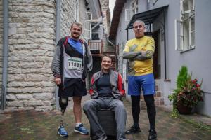 Три ветерана АТО с тяжелыми увечьями пробежали Осенний забег в Талинне