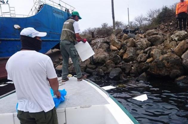 На Галапагоссах ввели чрезвычайное положение из-за аварии баржи с нефтью