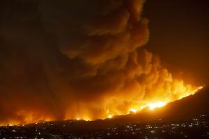 В горах Санта-Барбары бушуют сильные лесные пожары