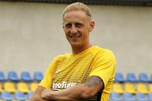 Украинский футбольный клуб разорвал контракт с игроком из-за его поездки в Россию
