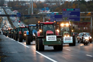 На акции протеста вышли тысячи французских фермеров: заблокированы дороги к Парижу