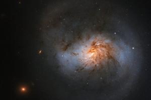 "Хаббл" сделал необычный снимок спиральной галактики с перемычкой