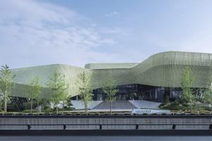 Оригинальный выставочный центр со "змеиным" фасадом построили в Китае