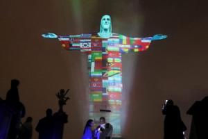 Статуя Христа Спасителя в Рио-де-Жанейро засветилась флагами в знак солидарности против эпидемии