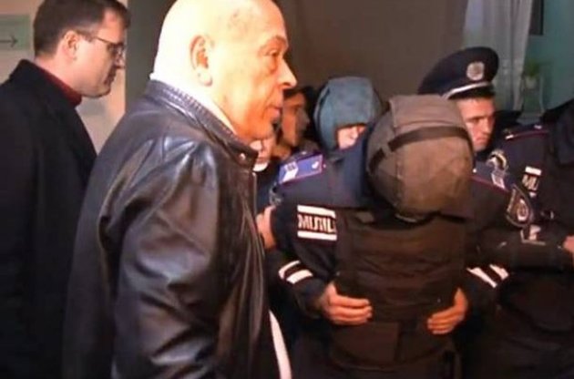 Во время штурма окружкома в Первомайске Москаль сорвал с милиционера шлем (ВИДЕО)