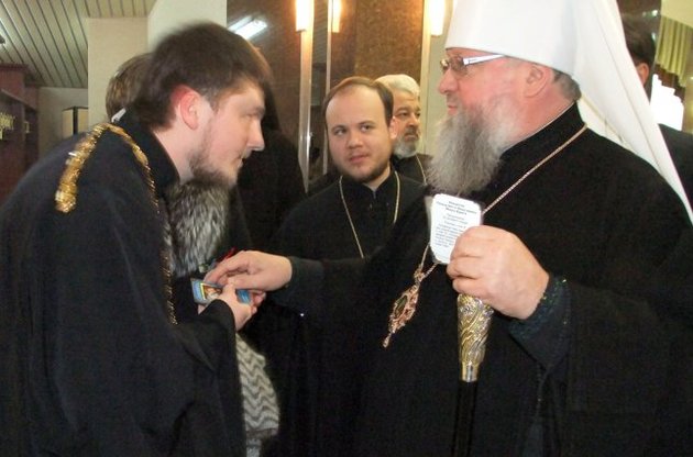 Донецкий митрополит приехал к детям на елку на кадиллаке за 100 тыс. долларов