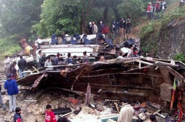 В Непале автобус упал в пропасть, погибли около 30 человек