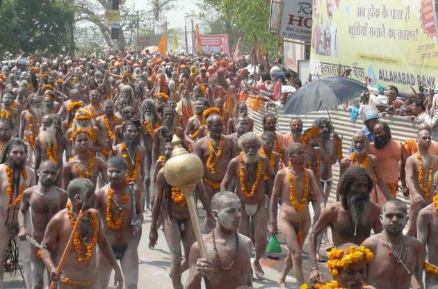 В Ганге искупались 3 млн индусов по случаю "праздника кувшинов"