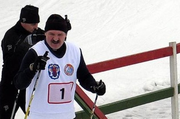 Лукашенко передасть президентські повноваження тому, хто обжене його на лижах