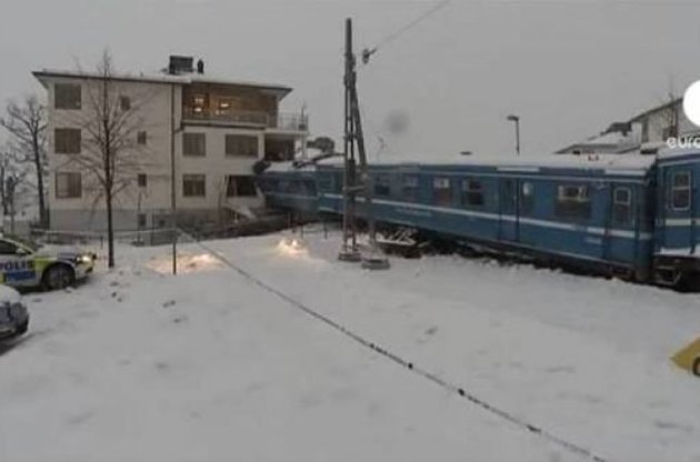 В Швеции 20-летняя уборщица угнала поезд и врезалась в жилой дом