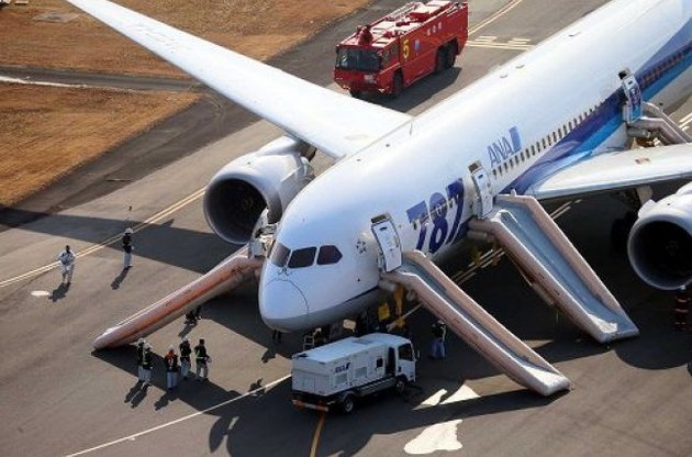 Япония прекратила полеты "лайнеров мечты" от Boeing после серии ЧП