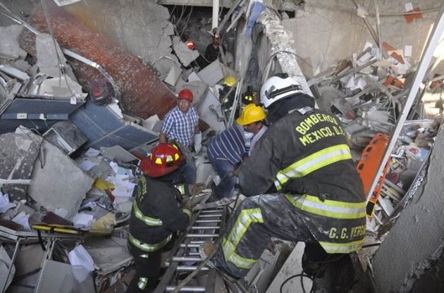 Число погибших при взрыве небоскреба в Мехико достигло 32 человек