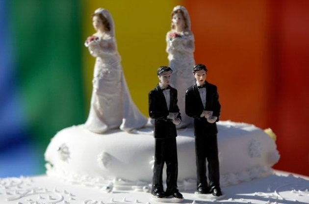 Парламент Франции дал ход легализации однополых браков