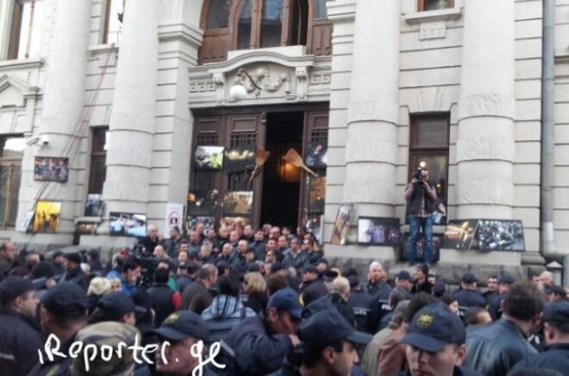 Протестующие сорвали выступление Саакашвили в Национальной библиотеке