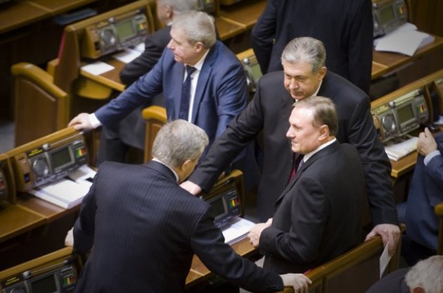 Яценюк пояснив, що двох депутатів позбавили мандатів за відмову приєднатися до регіоналів