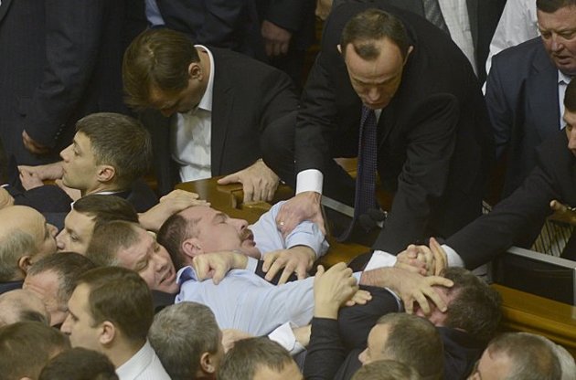 Яценюк оголосив про готовність до парламентської бійки з регіоналами