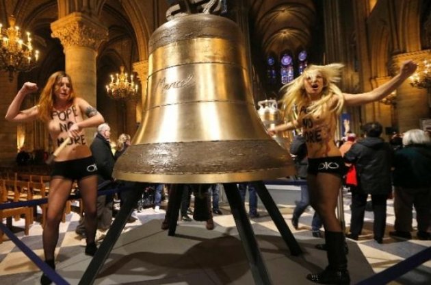 Femen відсвяткували зречення Бенедикта XVI у Соборі Паризької Богоматері