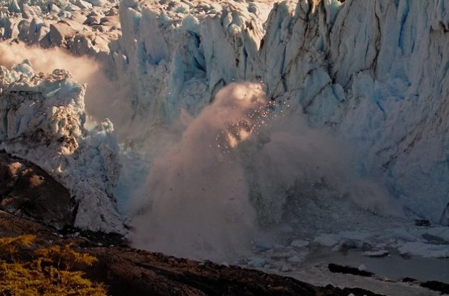 Уникальный ледник в Аргентине обрушился на глазах у туристов