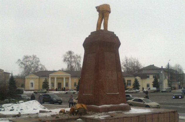 На Сумщине свободовцы снесли памятник Ленину, милиция начала уголовное производство