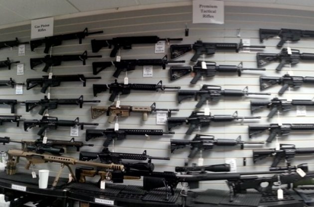 Ажиотажный спрос на оружие в США опустошил полки магазинов