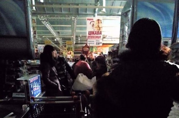 Киевлян "замуровали" в торговом центре "Караван" после отключения электричества