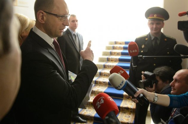 Яценюк объявил правительственную программу "экономическим безумием"