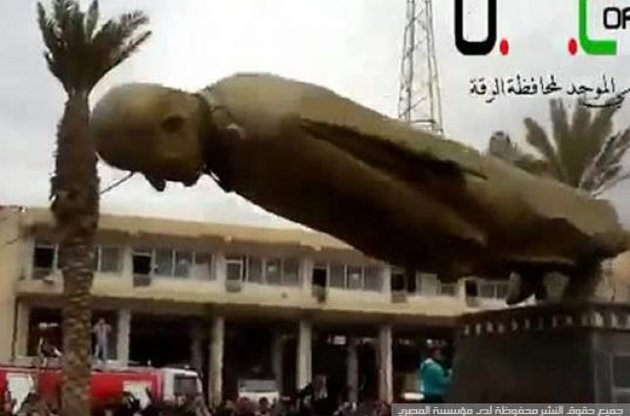 Сирийские повстанцы объявили о взятии "столицы Евфрата" и снесли памятник отцу Асада