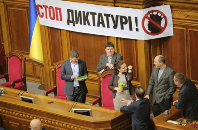 Оппозиция требует смены руководства регламентного комитета Рады