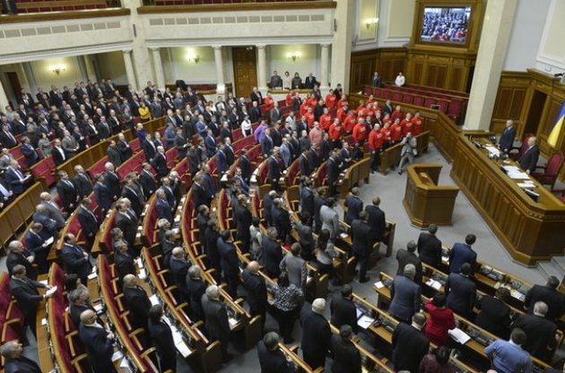 Только 12% украинцев поддерживают лишение депутатских полномочий через суд