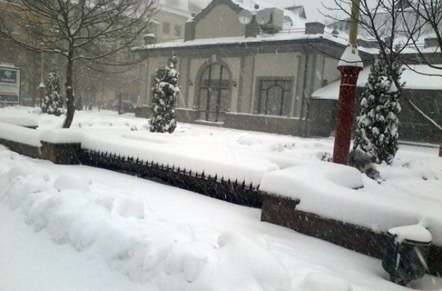 В Івано-Франківську через снігопад наполовину скоротили робочий день