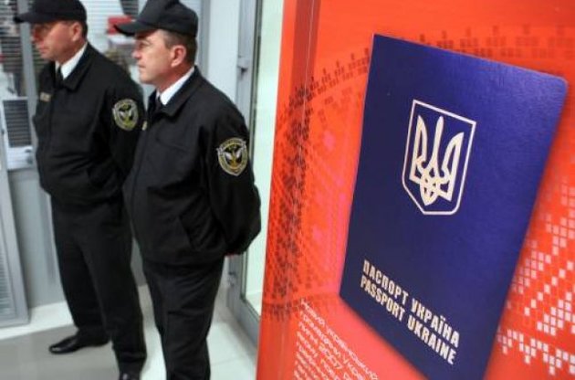 Янукович доручив скоротити терміни видачі закордонних паспортів до 20 днів
