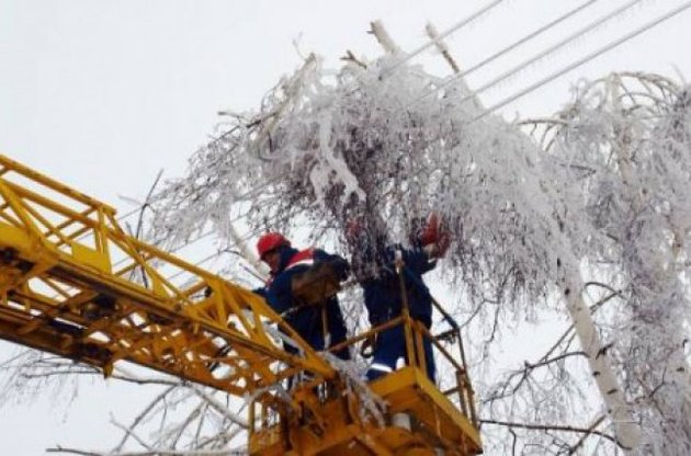 Населенные пункты семи областей Украины остаются без электроснабжения в результате снегопадов