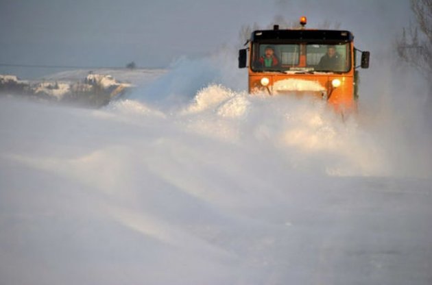 Из-за снегопадов более трех сотен населенных пунктов в Украине отрезаны от внешнего мира