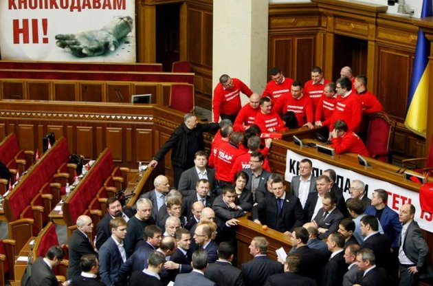 Більшість українців схвалила блокування парламенту опозицією