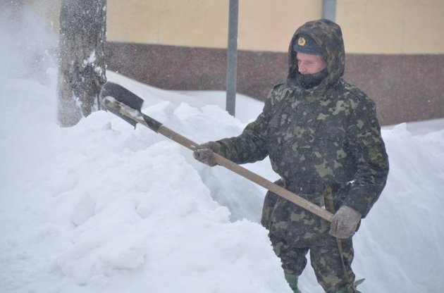 На уборку снега на Крещатике бросили 400 солдат из Белой Церкви