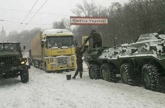 Не впоравшись зі снігом, київська влада зробила понеділок вихідним